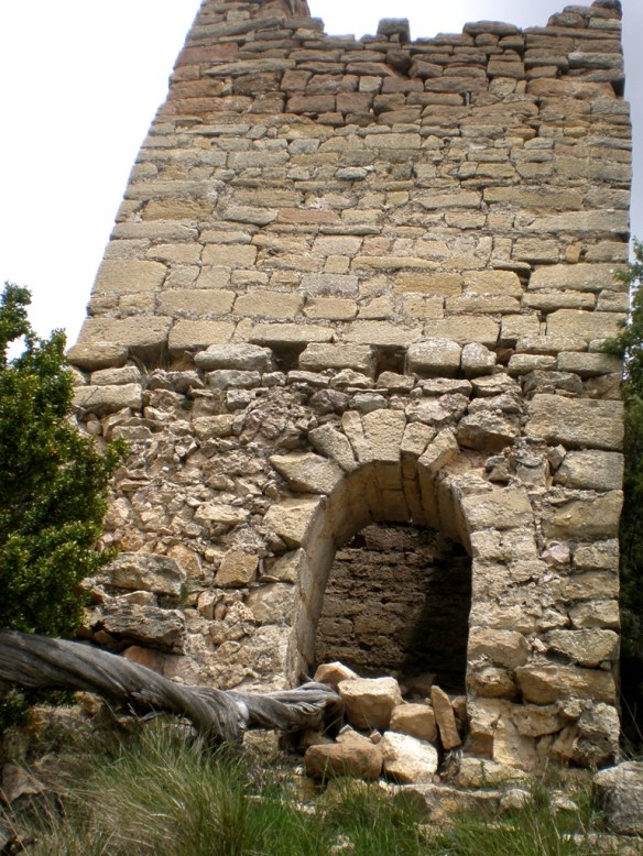 Las ruinas del Castillo de Santos en la Sierra de Sebil