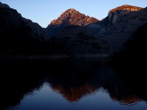 El Embalse de Vadiello al anochecer