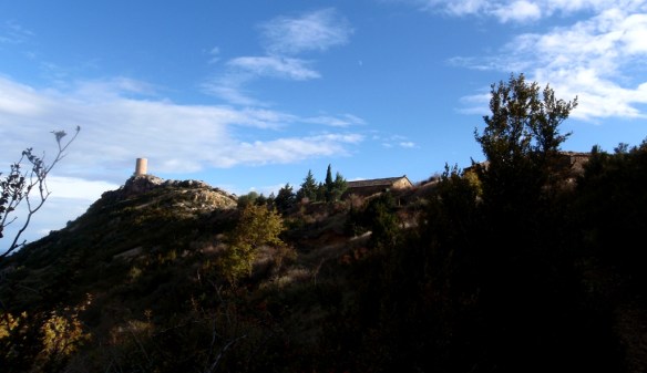 La Ermita de la Virgen de Sescún y la atalaya desde el camino al lavadero