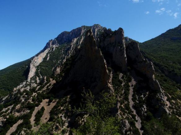 El Fragineto y los estratos escarpados de los Canales