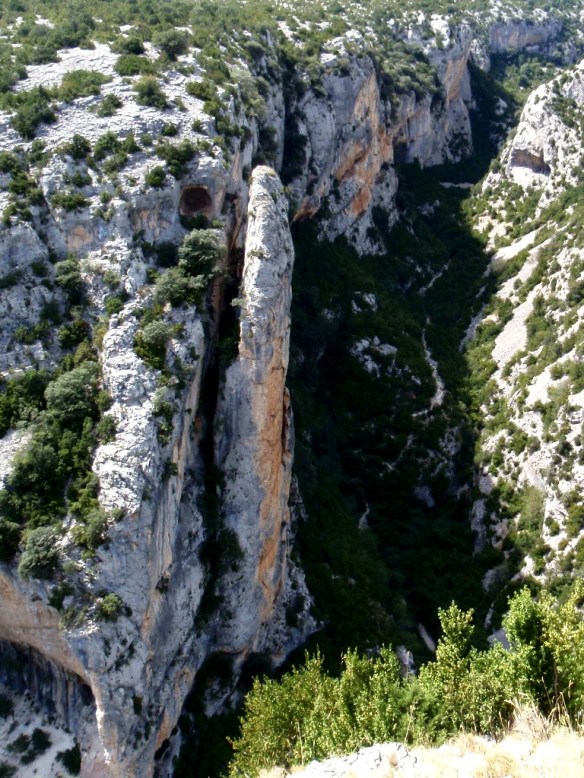 La aguja en frente de la Ermita de la Virgen del Castillo en el Mascún.