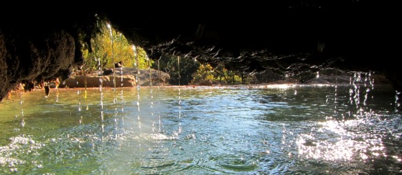 En la cueva debajo de la cascada