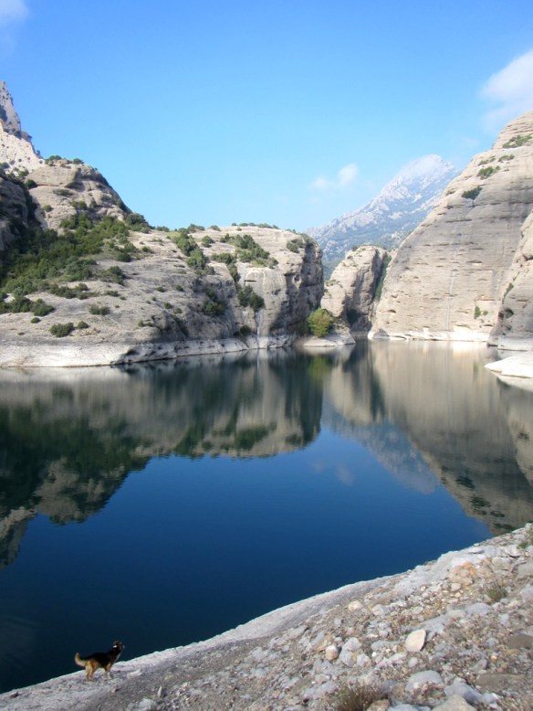 En la orilla izquierda del Embalse de Vadiello.