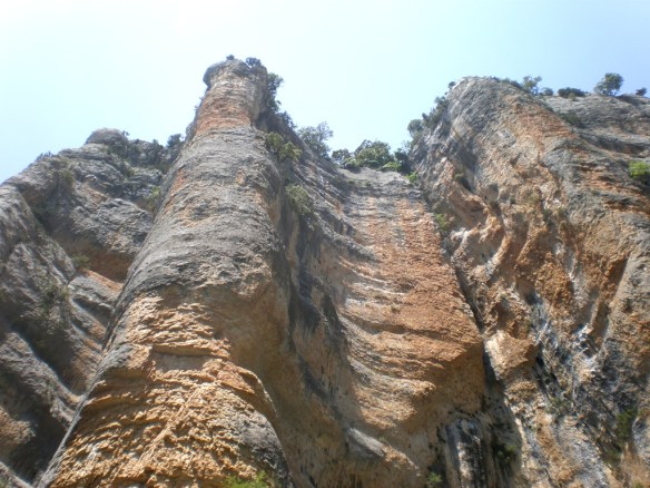Los paredes en la orilla derecha cerca de la Fuente del Onso