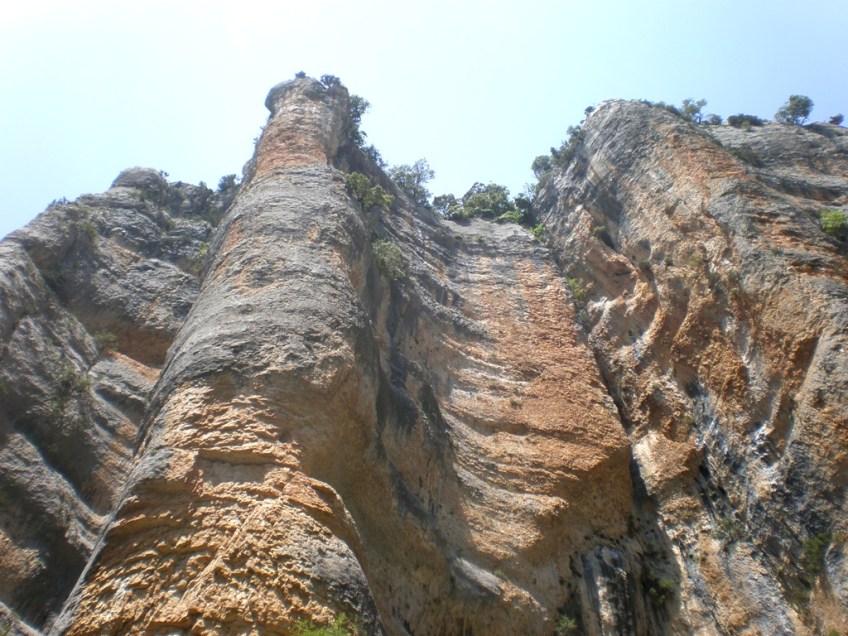 Los paredes en la orilla derecha cerca de la Fuente del Onso