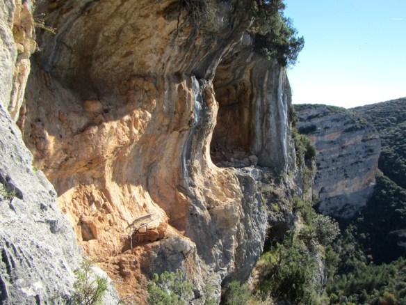 La cornisa que alberga las pinturas rupestres de Barfaluy