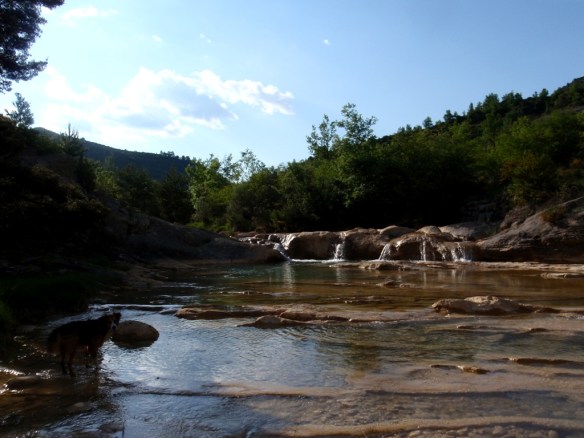 El río cerca de la pasarela