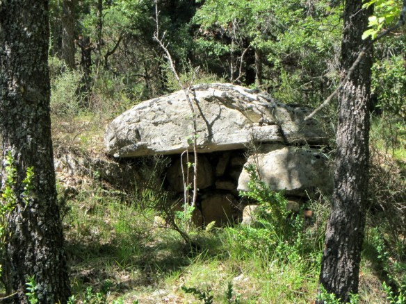 Una caseta de piedra incrustada en el muro de apoyo