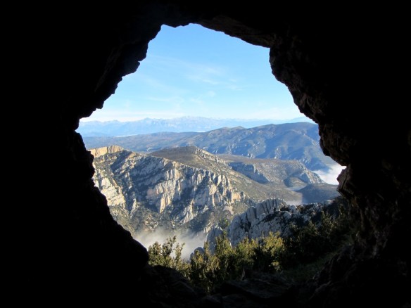 Un vistazo por el ventanal en el acceso a la Fuente Charrachón