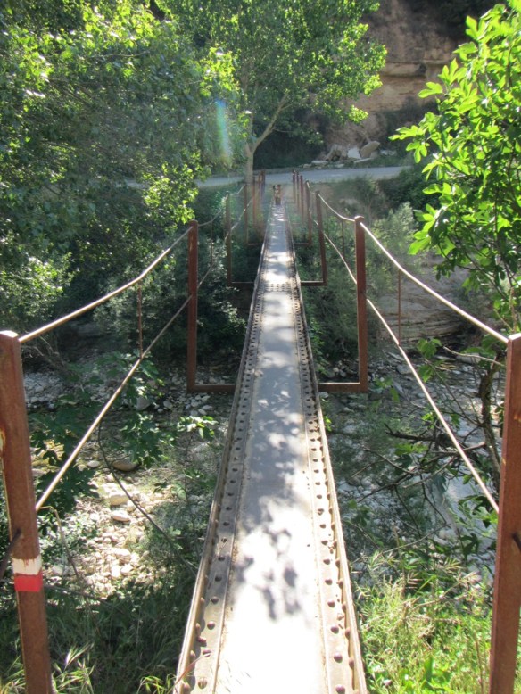 El puente debajo del pueblo por el cual cruza el GR el Isuala