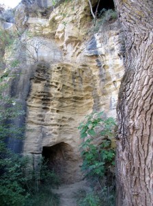Una boca del sistema de túneles escavados en el arenisco